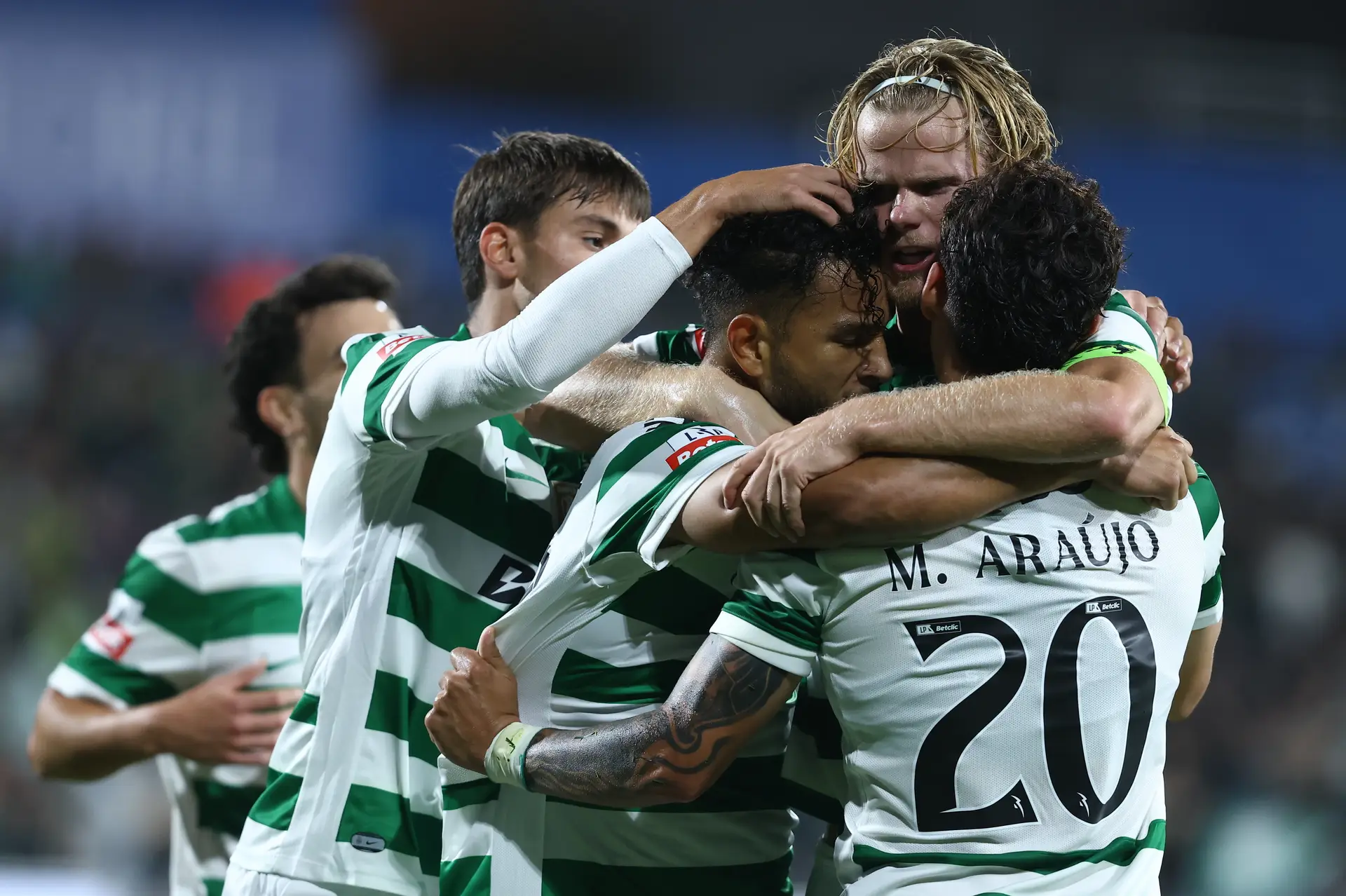Sporting vence Estoril por 1-0 e junta-se ao FC Porto como líder