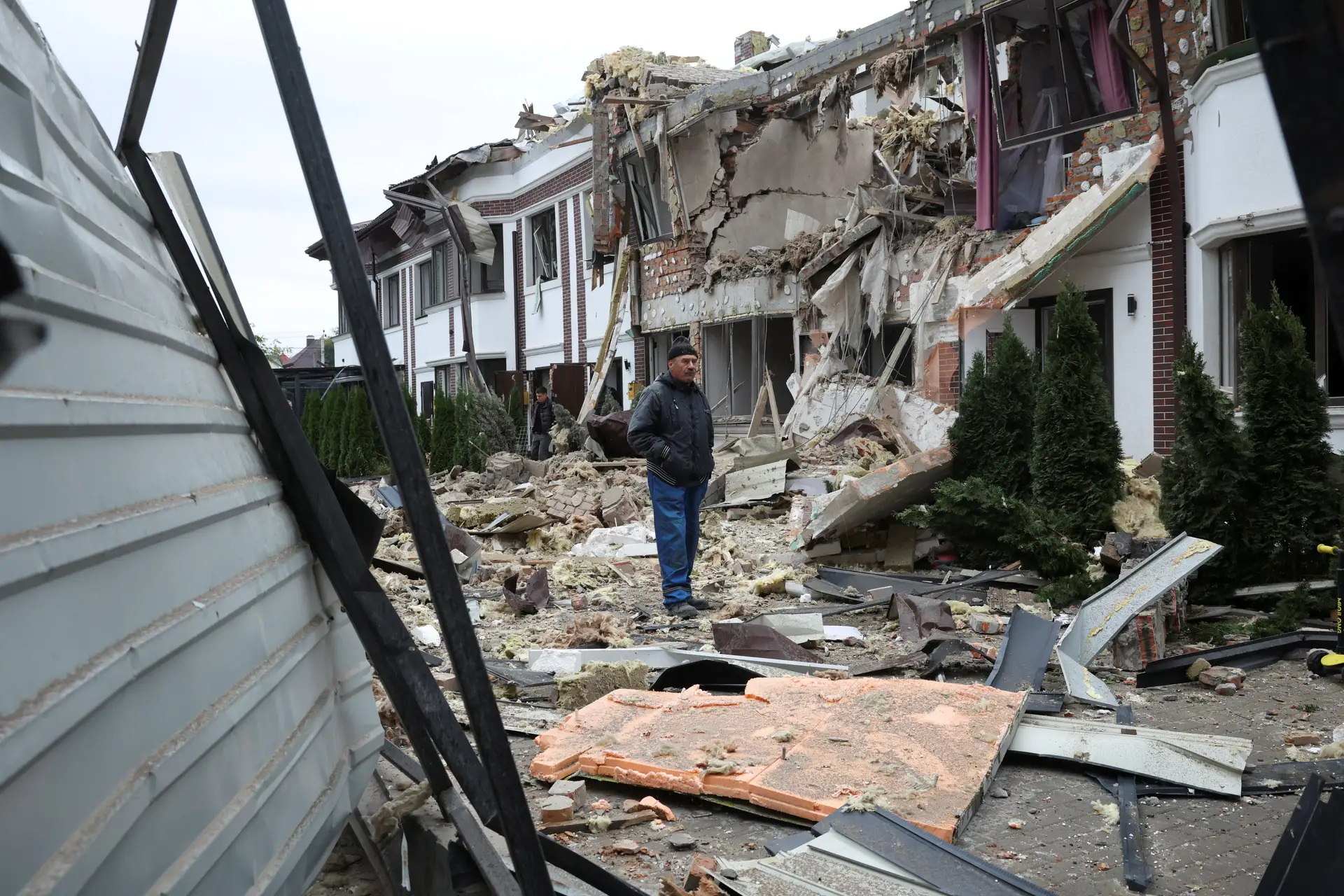 Quase 500 drones e 40 mísseis russos matam quatro pessoas em Kiev