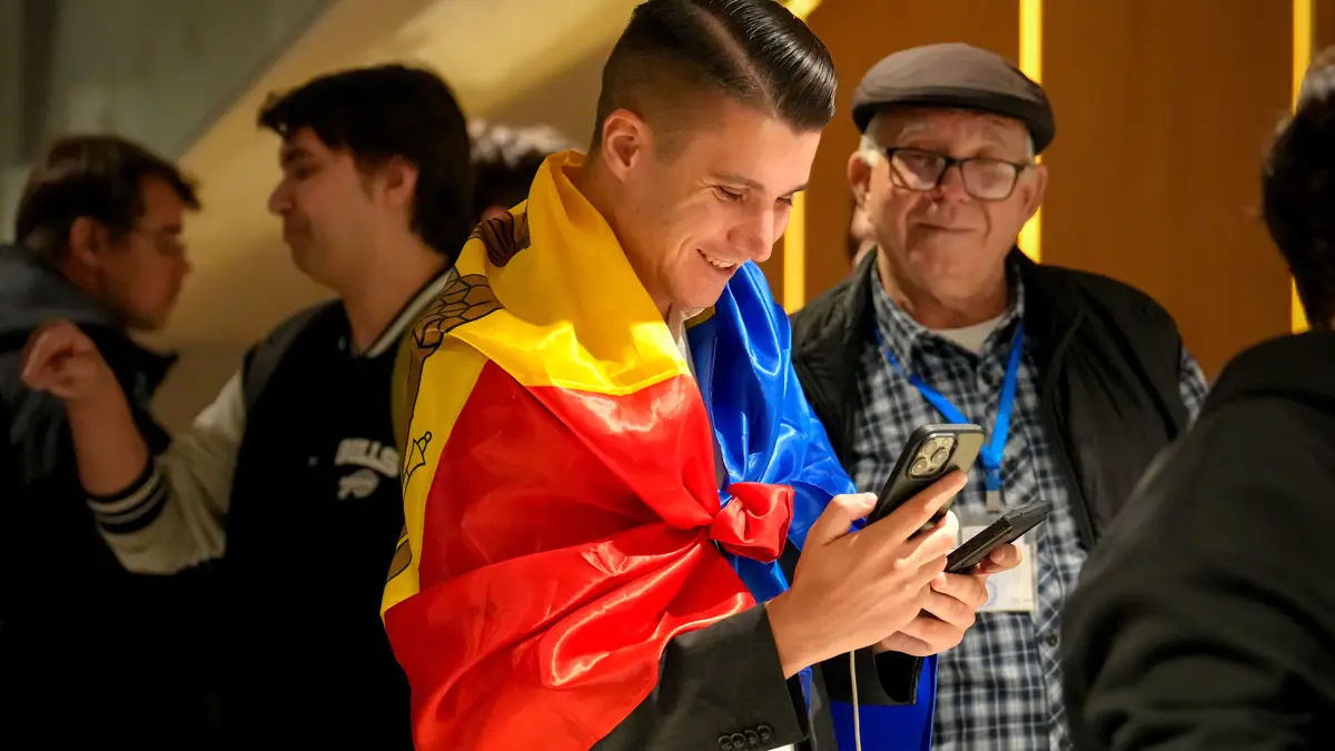Apoiante do Partido de Ação e Solidariedade (PAS) pró-UE