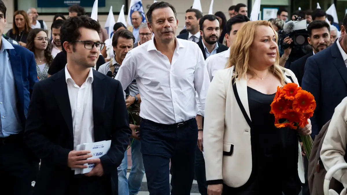 O presidente do Partido Social Democrata (PSD) Luís Montenegro (C), acompanhado pela candidata à autarquia da Amadora, Suzana Garcia (D), durante um contacto com a população no âmbito da campanha para as eleições autárquicas, Amadora, 29 de Setembro de 2025. 