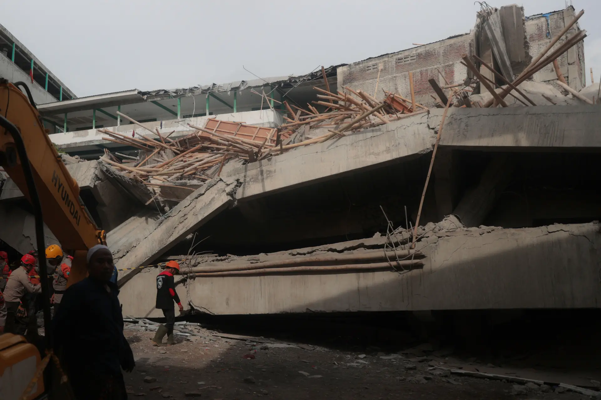 Dezenas de estudantes soterrados após desabamento de escola na Indonésia