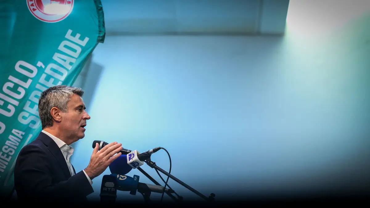 O secretário-geral do Partido Socialista (PS), José Luis Carneiro, discursa durante o comício de apresentação do candidato do partido, Paulo Arsénio, à Câmara Municipal de Beja, no âmbito da campanha para as eleições autárquicas, Beja, 29 de setembro de 2025. 