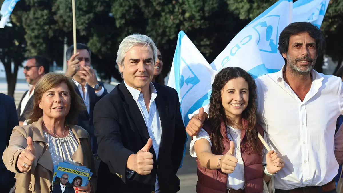 O presidente do CDS-PP, Nuno Melo (2-E), acompanhado pela candidata à Câmara Municipal de Almada, Ana Clara Birrento (E), durante uma ação de campanha no âmbito das próximas eleições autárquicas do dia 12 de outubro, em Almada, 29 de setembro de 2025. 