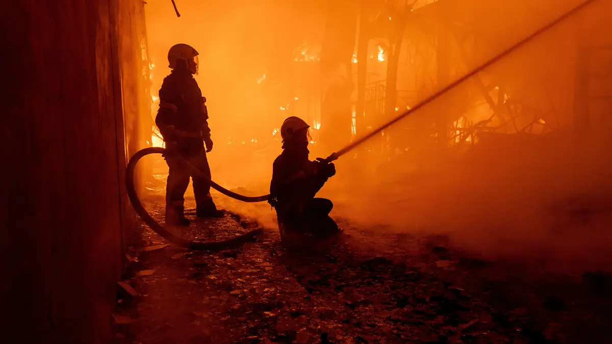 Bombeiros combatem o incêndio após um ataque aéreo russo que atingiu o mercado de Barabashovo, em Kharkiv, na Ucrânia, na quarta-feira, 1 de outubro de 2025.
