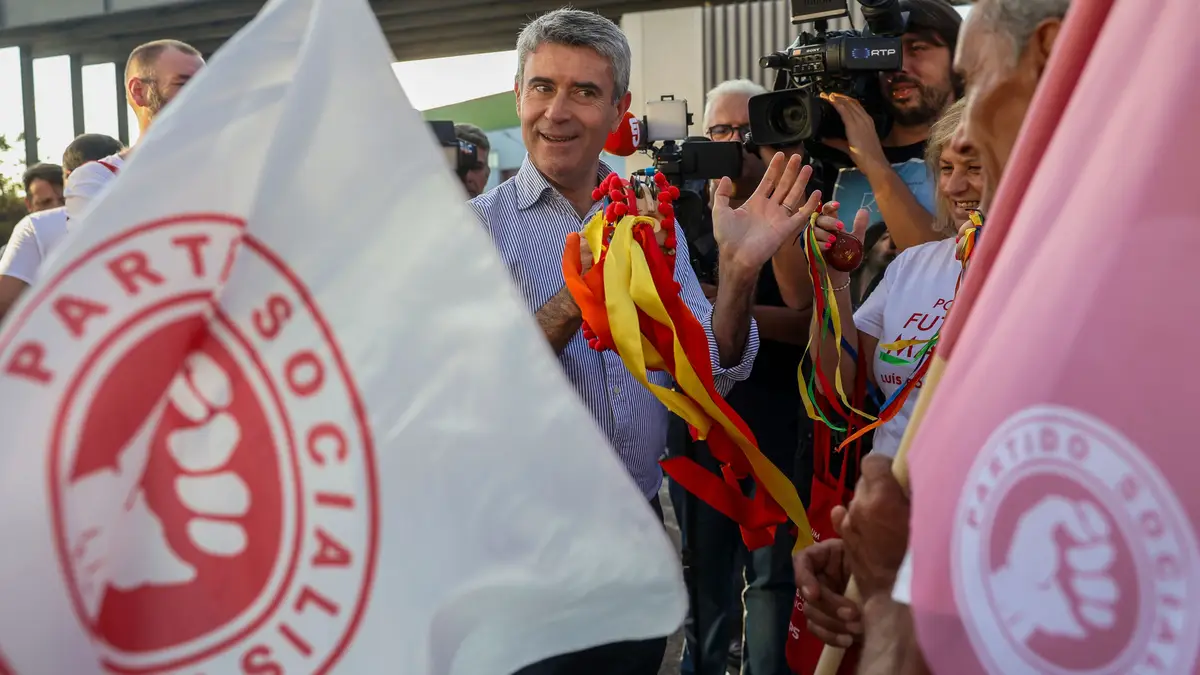 O secretário-geral do Partido Socialista, José Luis Carneiro (C), chega para a visita às instalações da fábrica do Café Delta em Campo Maior, 1 de outubro de 2025.