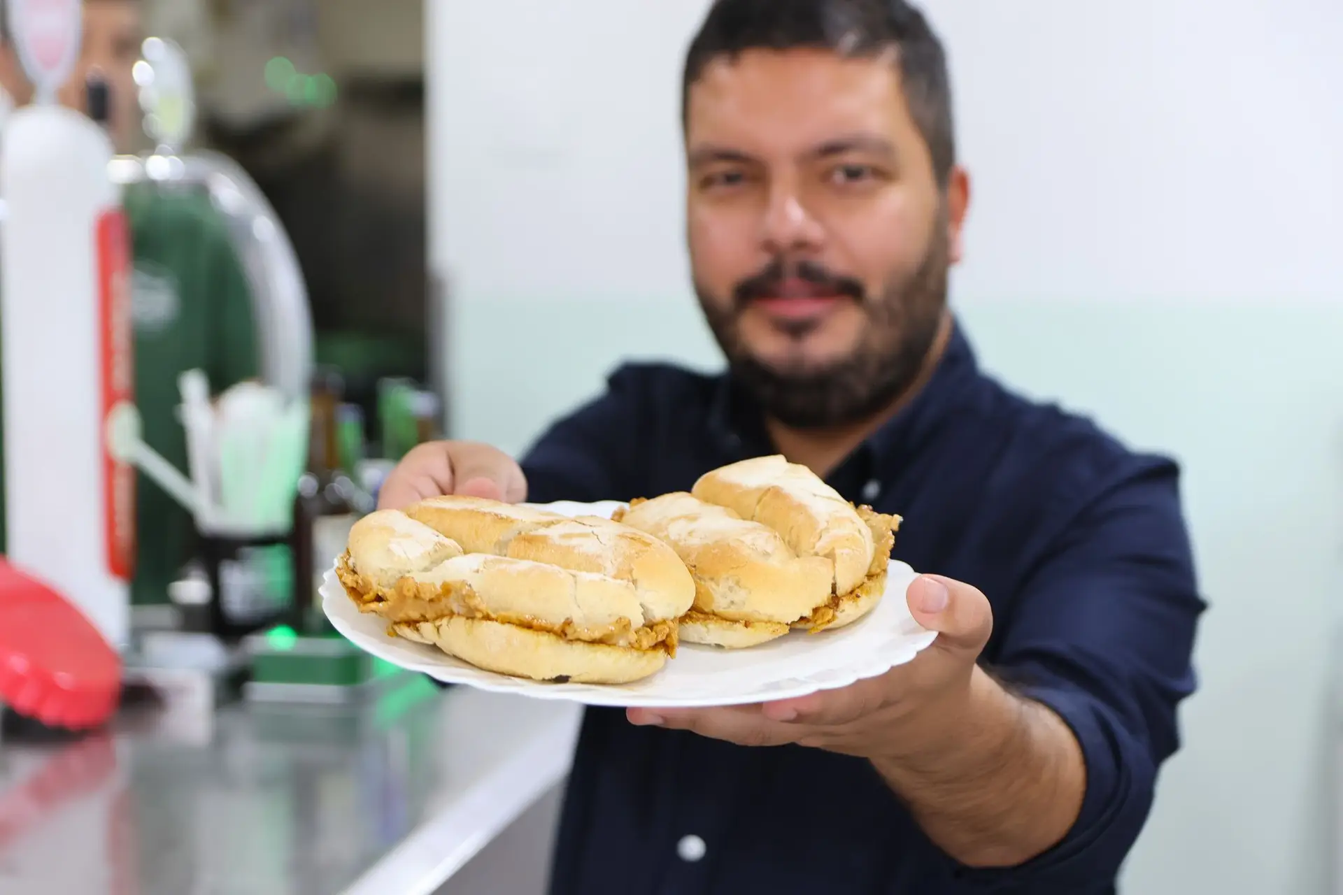 Vendas Novas oferece "vale de 20 bifanas" ao ministro Miguel Pinto Luz, se conseguir lá chegar... de comboio