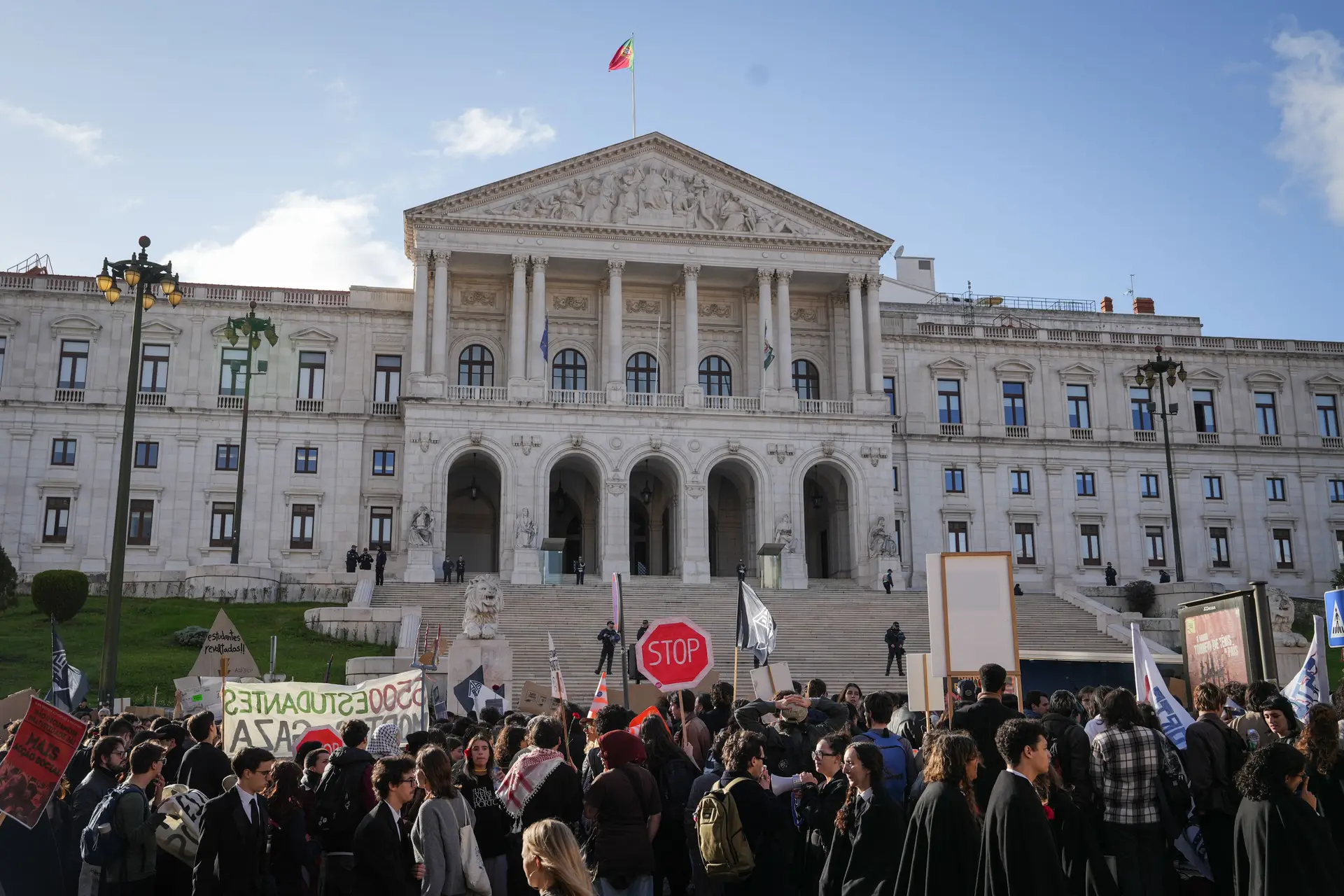 Estudantes do ensino superior manifestam-se em frente à AR no final do mês