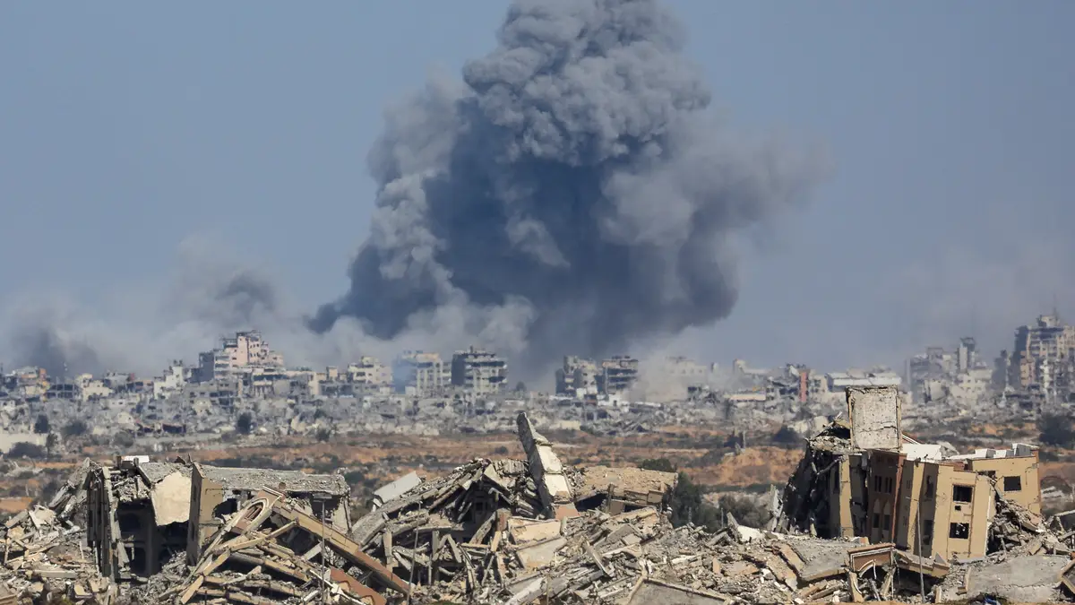 Fumo ergue-se durante uma operação militar israelita na cidade de Gaza, visto a partir do centro da Faixa de Gaza, 2 de outubro de 2025.
