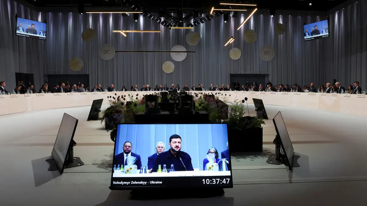 O Presidente da Ucrânia, Volodymyr Zelenskyy, é visto num ecrã gigante enquanto fala durante a cimeira da Comunidade Política Europeia, em Copenhaga, quinta-feira, 2 de outubro de 2025.