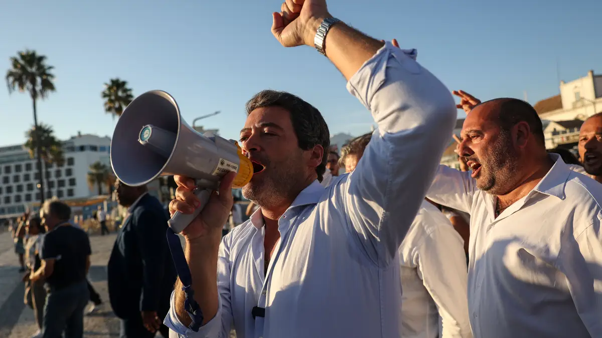 O presidente do Chega, André Ventura (C) acompanhado pelo candidato do Chega à Camara Municipal de Faro, Pedro Pinto (D) numa ação de campanha esta tarde em Faro no âmbito das eleições autárquicas de 12 de outubro, 3 de outubro de 2025.