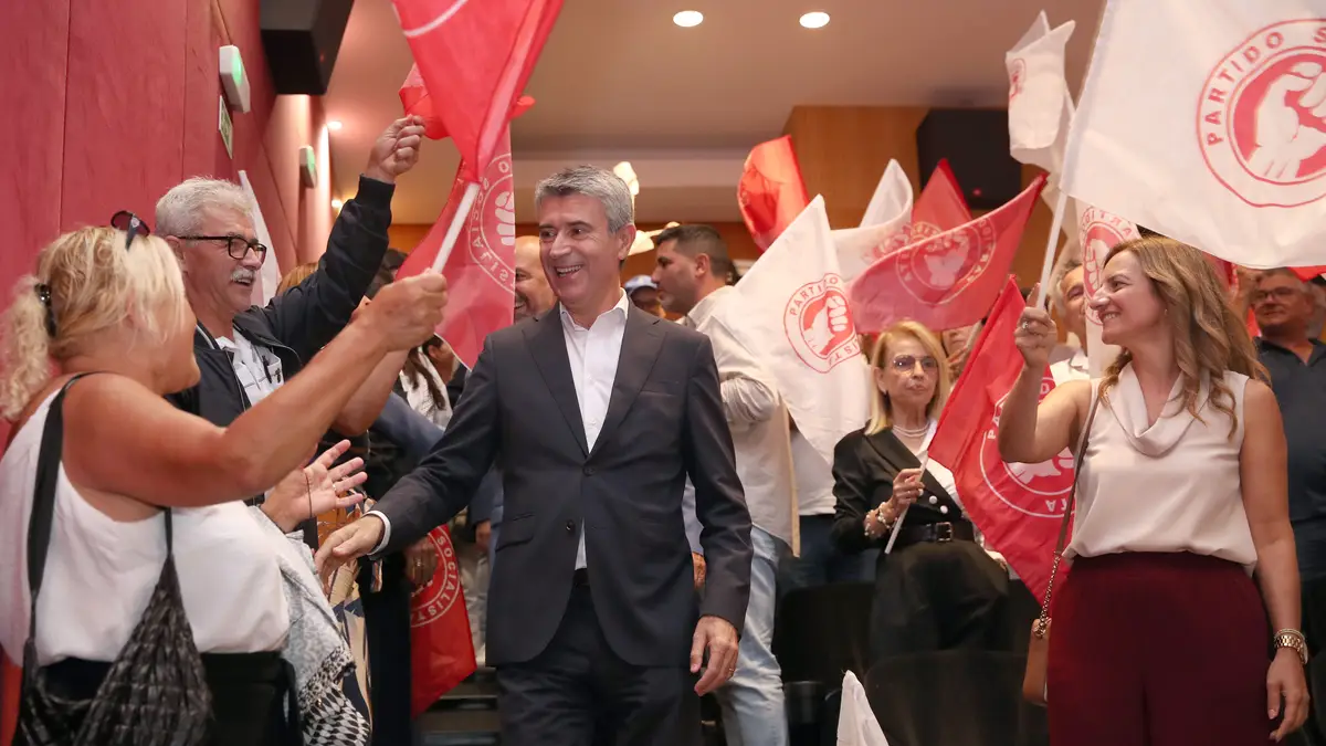 0 secretário-geral do Partido Socialista (PS), José Luís Carneiro (C), durante um encontro de autarcas, inserido numa ação de campanha para as próximas eleições autárquicas do dia 12 de outubro, no Fórum Machico, em Machico, 3 de outubro de 2025.