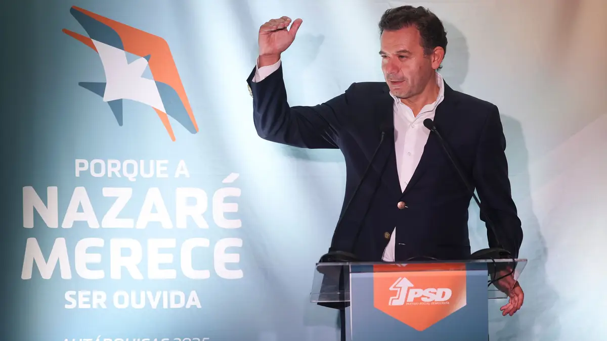 O primeiro-ministro e líder do Partido Social Democrata (PSD), Luís Montenegro, intervém durante um almoço de campanha para as eleições autárquicas de dia 12 de outubro, na Nazaré, 03 de outubro de 2025.