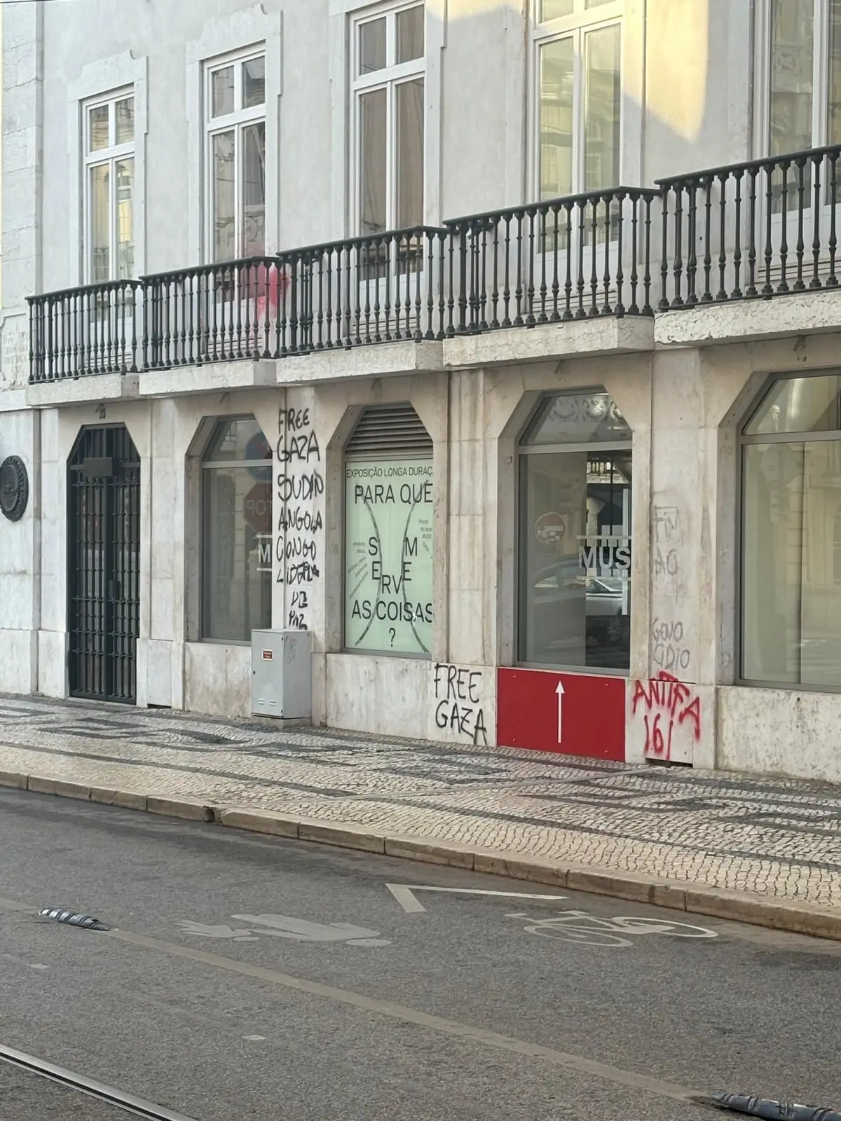 "Free Gaza": edifício do MUDE vandalizado após protestos em Lisboa pela libertação de portugueses detidos por Israel