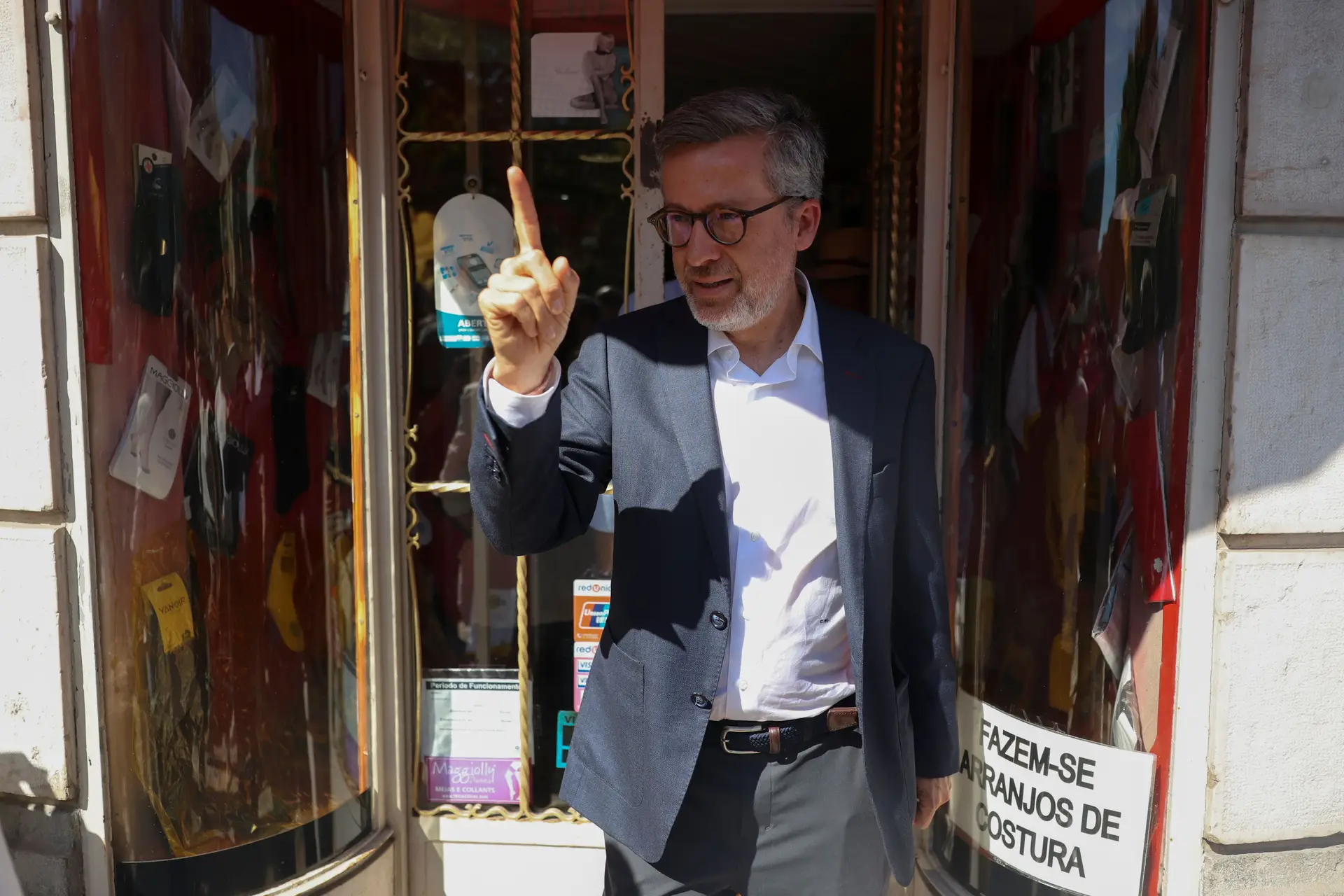 "É uma vergonha": Moedas apela ao voto e ouve lamentos sobre habitação e lixo em Lisboa