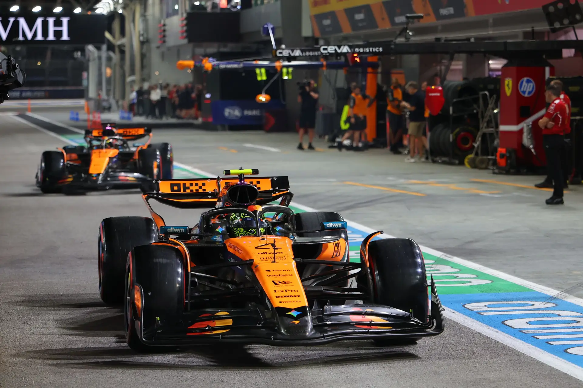 O piloto da McLaren, Lando Norris, do Reino Unido, sai da via das boxes durante a qualificação para o Grande Prémio de Fórmula 1 de Singapura, no Circuito Urbano de Marina Bay, em Singapura, no sábado, 4 de outubro de 2025.