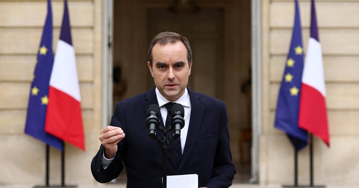 Primeiro-ministro francês anuncia suspensão do aumento da idade de reforma até 2028