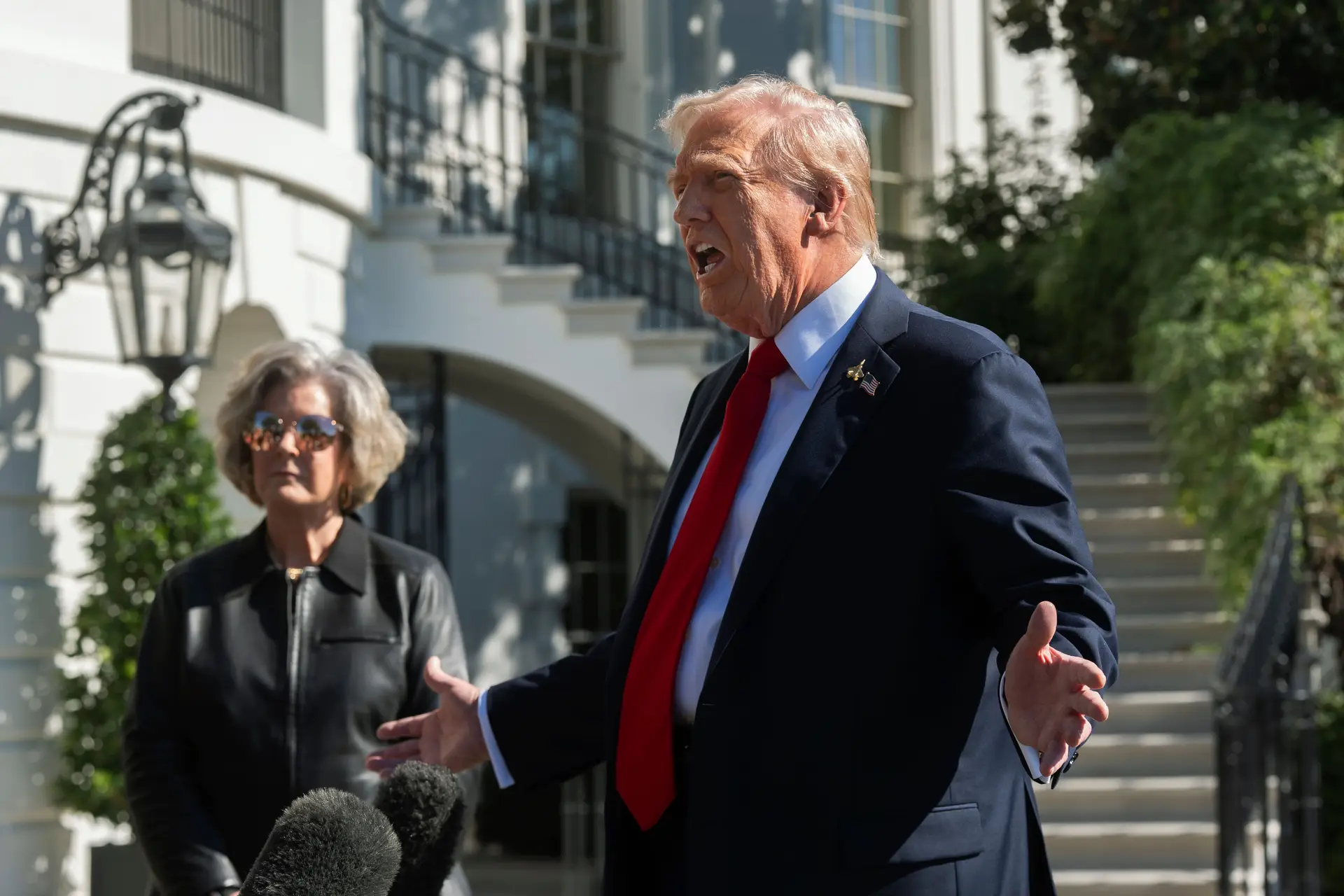 Trump confirma novo ataque a navio nas Caraíbas e sugere operações antidroga em terra