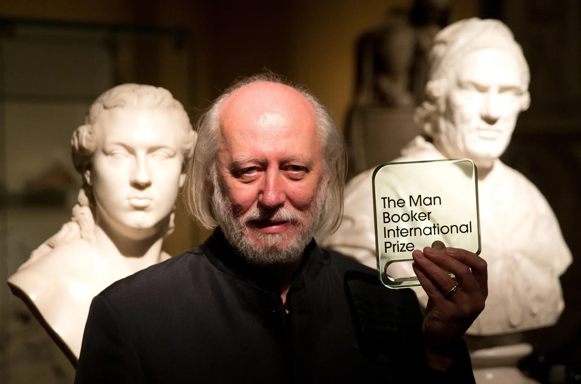 Quem será o próximo Nobel da Literatura? O escritor húngaro que lidera as apostas