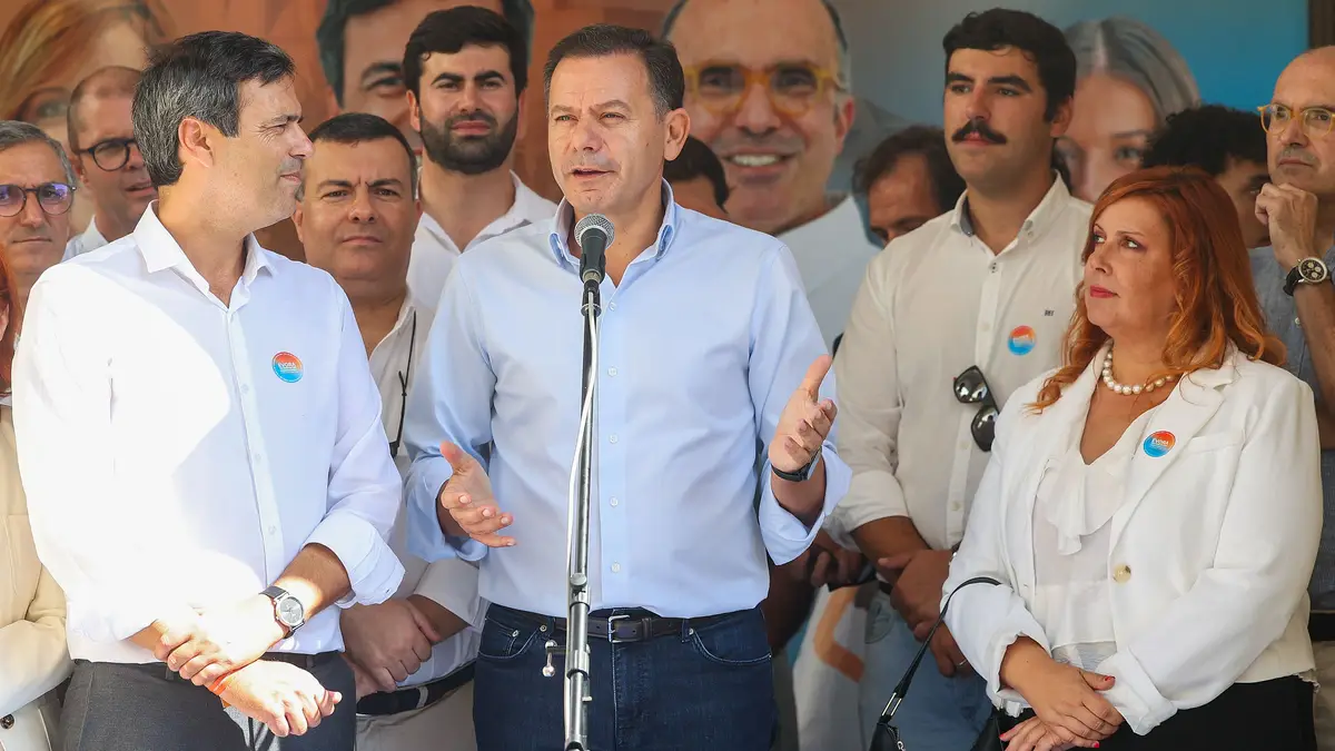 O primeiro-ministro e presidente do Partido Social Democrata (PSD), Luís Montenegro (C), acompanhado pelo candidato do PSD à Câmara Municipal de Évora, Henrique Sim-Sim (E), intervém durante uma ação de campanha no âmbito das eleições autárquicas de dia 12 de outubro, em Évora, 07 de outubro de 2025. 
