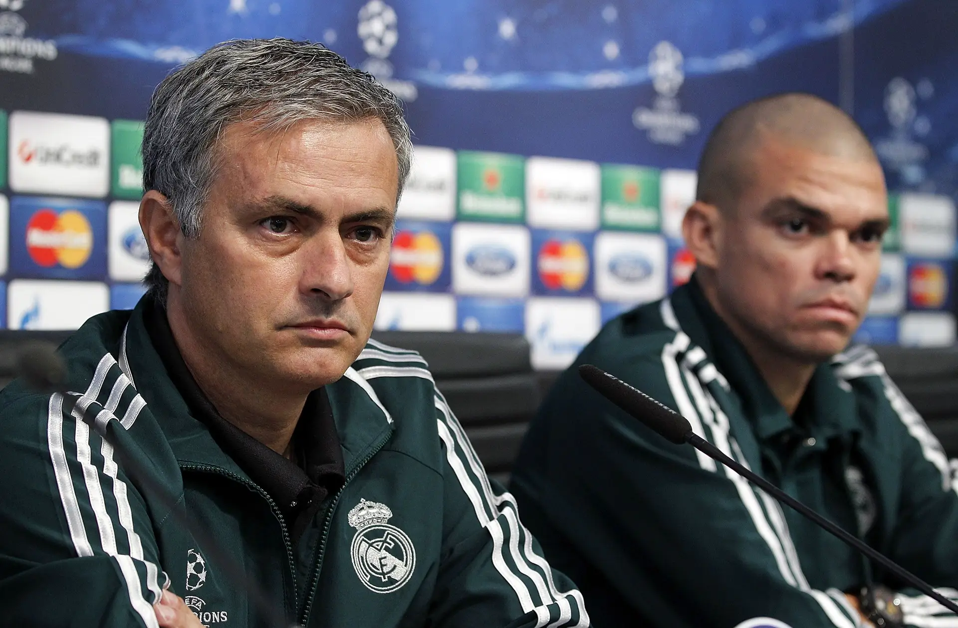 O treinador José Mourinho (à esquerda) e Pepe, do Real Madrid, participam numa conferência de imprensa antes do jogo da fase de grupos da Liga dos Campeões da UEFA contra o Manchester City, no Etihad Stadium, a 20 de novembro de 2012, em Manchester, Inglaterra.