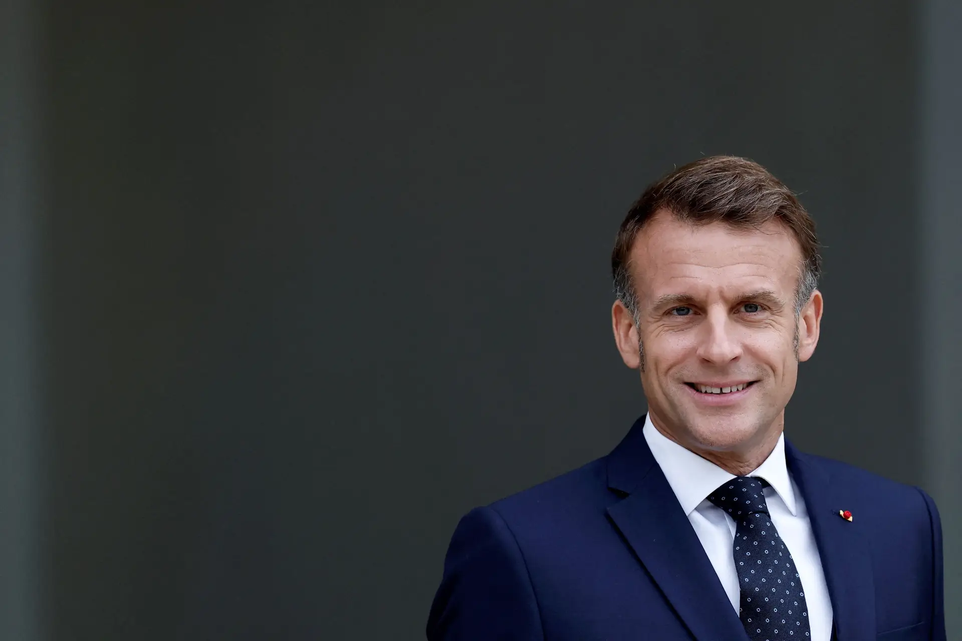 Macron nomeia novo primeiro-ministro dentro 48 horas após crise política sem precedentes