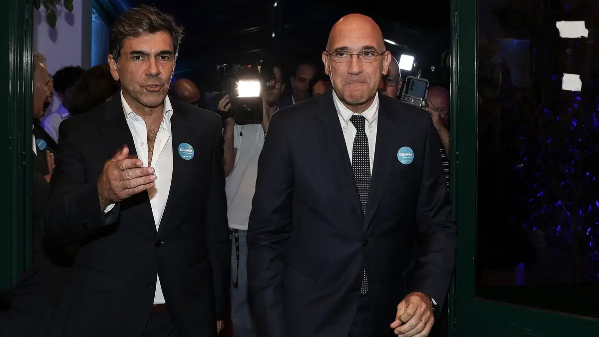 O antigo líder do Partido Social Democrata (PSD), Pedro Passos Coelho (D), ladeado do candidato da Coligação “Sempre com os Sintrenses” (PSD/ IL /PAN), Marco Almeida, à chegada para um jantar de campanha no âmbito das eleições autárquicas que se irão realizar a 12 de outubro, Sintra, 08 de outubro de 2025.