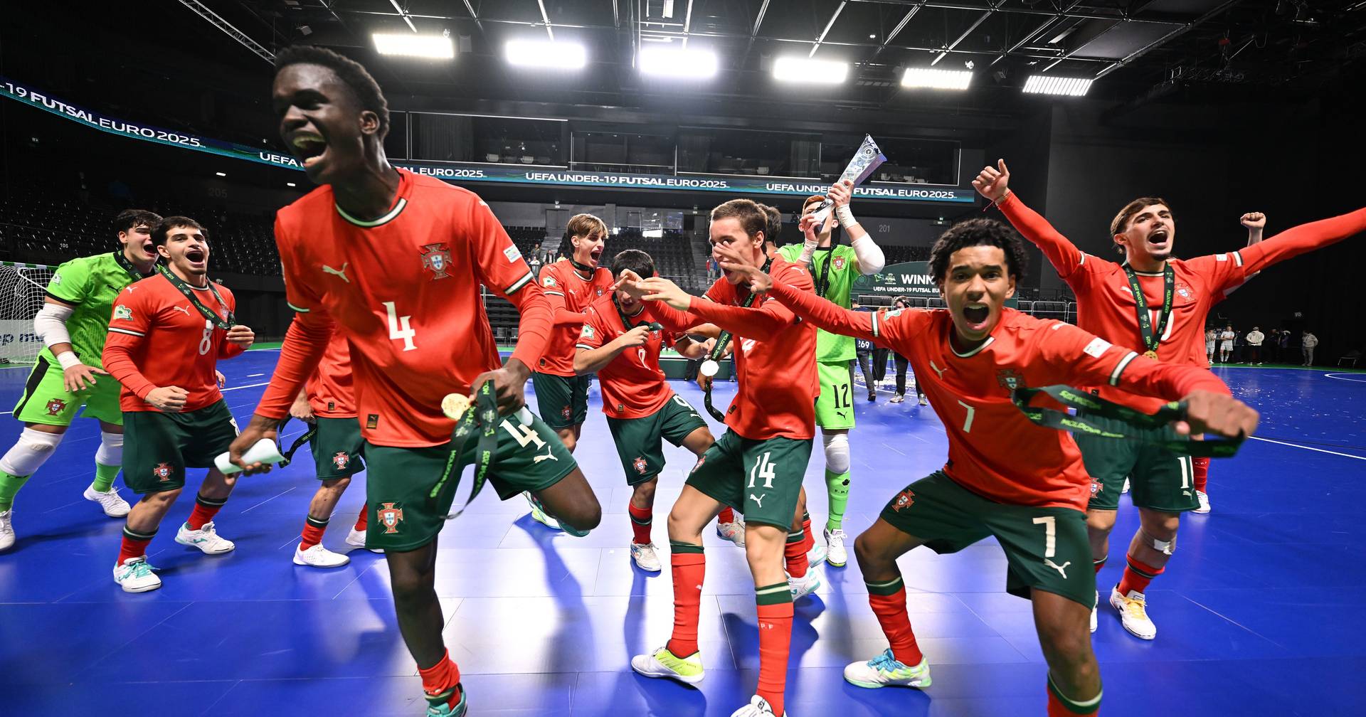 Três jogadores portugueses integram equipa ideal do Europeu de sub-19