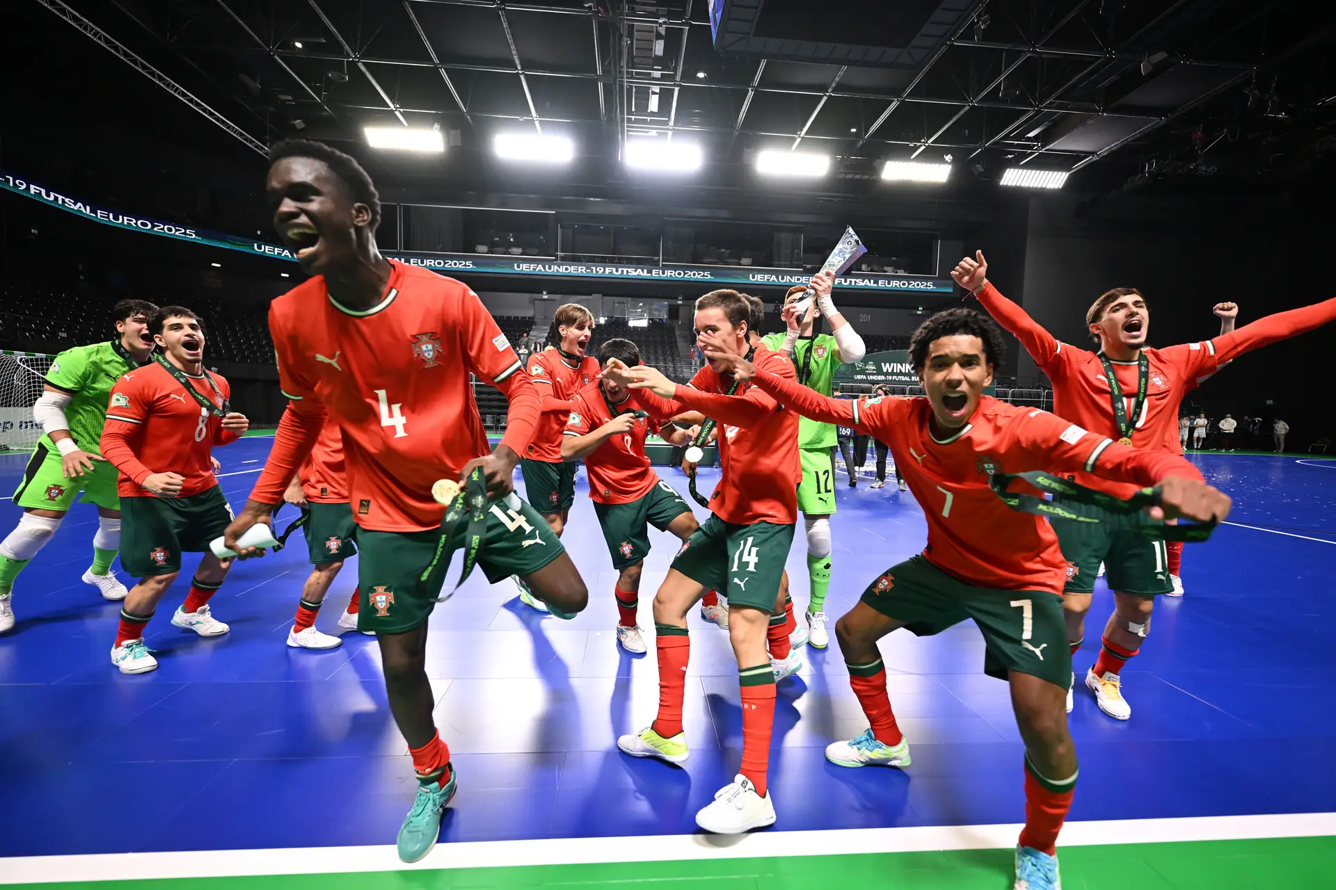 Três jogadores portugueses integram equipa ideal do Europeu de sub-19