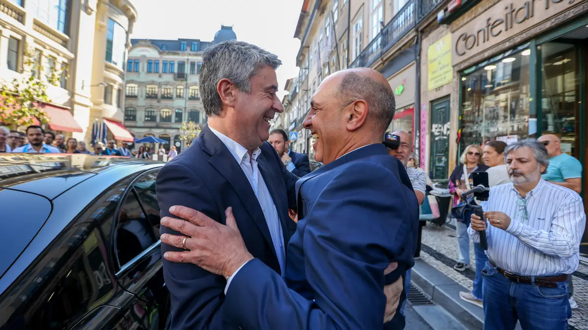 O secretário-geral do Partido Socialista (PS), José Luís Carneiro (E), saúda o candidato do PS à Câmara Municipal do Porto, Manuel Pizarro (R), durante um evento de campanha antes das próximas eleições autárquicas no Porto, Portugal, 09 de outubro de 2025.