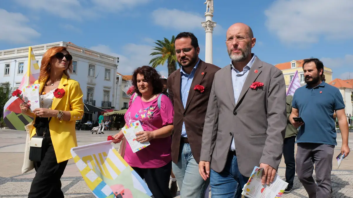 O co-porta-voz do LIVRE, Rui Tavares (2-D), durante um passeio pela baixa da cidade, no âmbito das próximas eleições autárquicas do dia 12 de outubro, em Setúbal, 09 de outubro de 2025. 