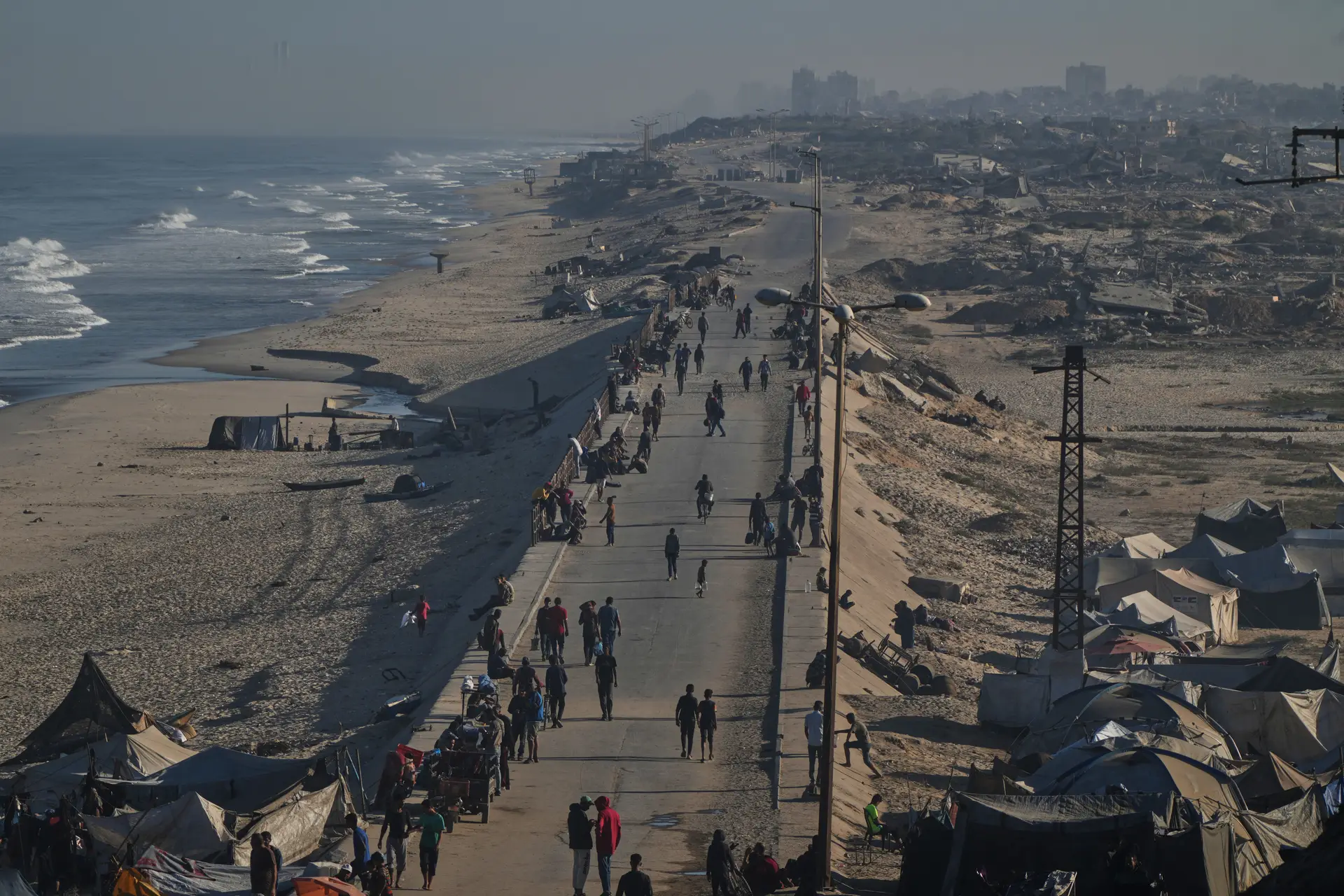 Tropas de Israel começam retirada, explosões atingem Faixa de Gaza
