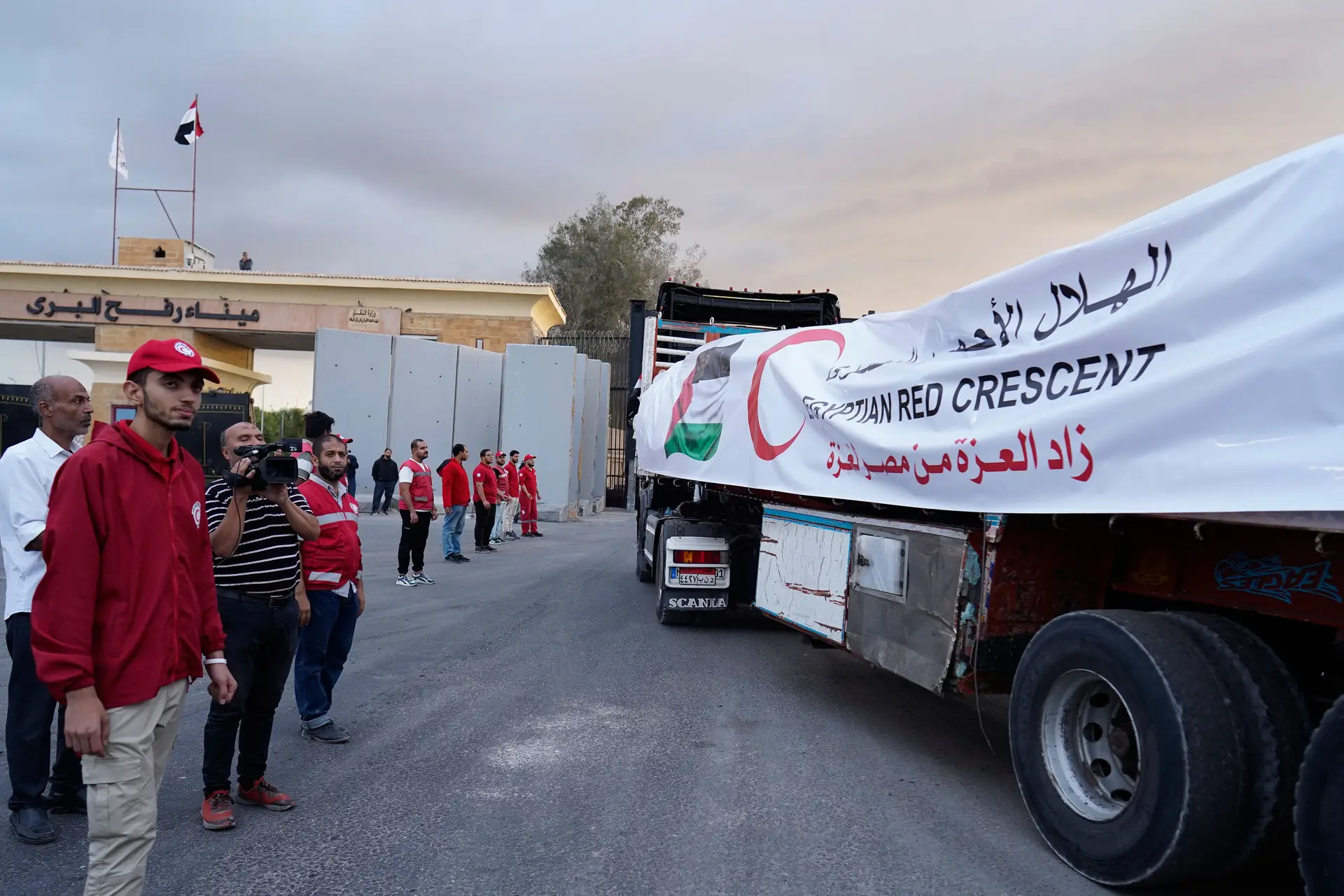 Ajuda humanitária começa a entrar em Gaza a partir do Egito