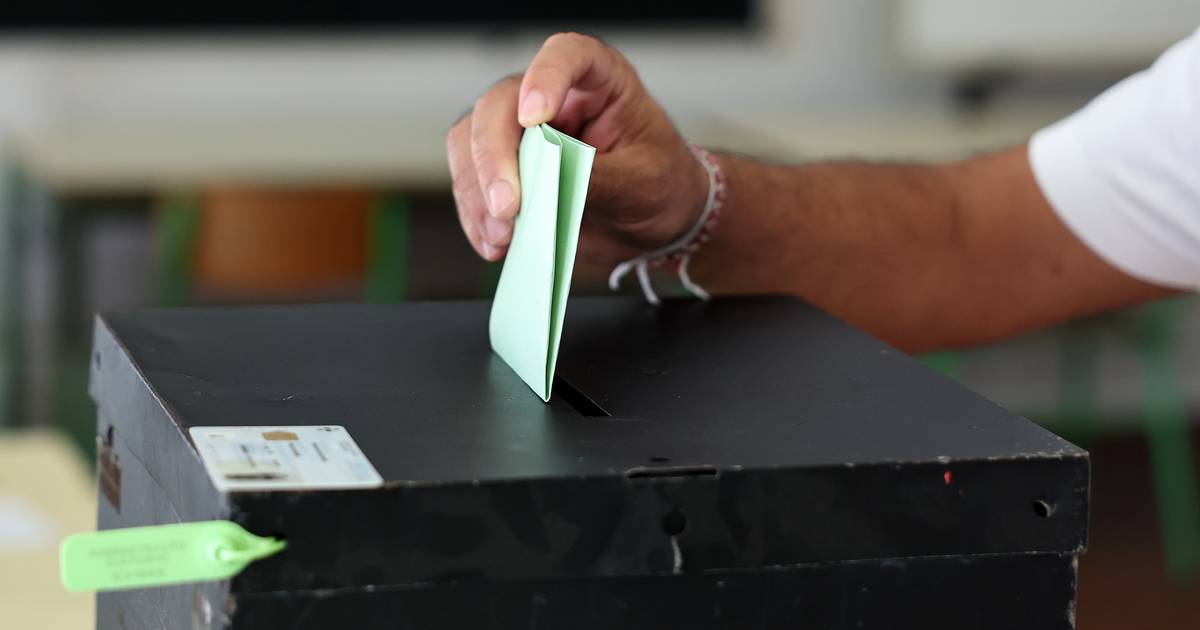20 minutos: PSD, PS e CDU admitem recontagem de votos em algumas freguesias e Marcelo diz estar "feliz" com queda da abstenção