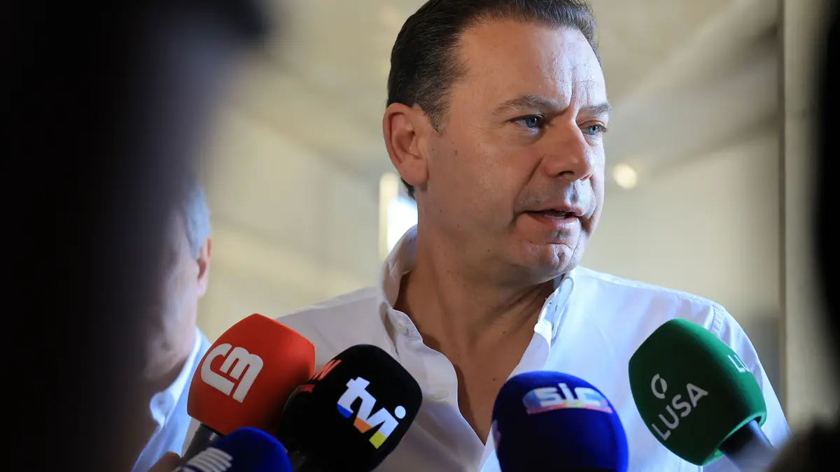 O primeiro-ministro português e presidente do Partido Social Democrata (PSD), Luís Montenegro, fala à imprensa após votar nas eleições autárquicas em Espinho, norte de Portugal, em 12 de outubro de 2025. 