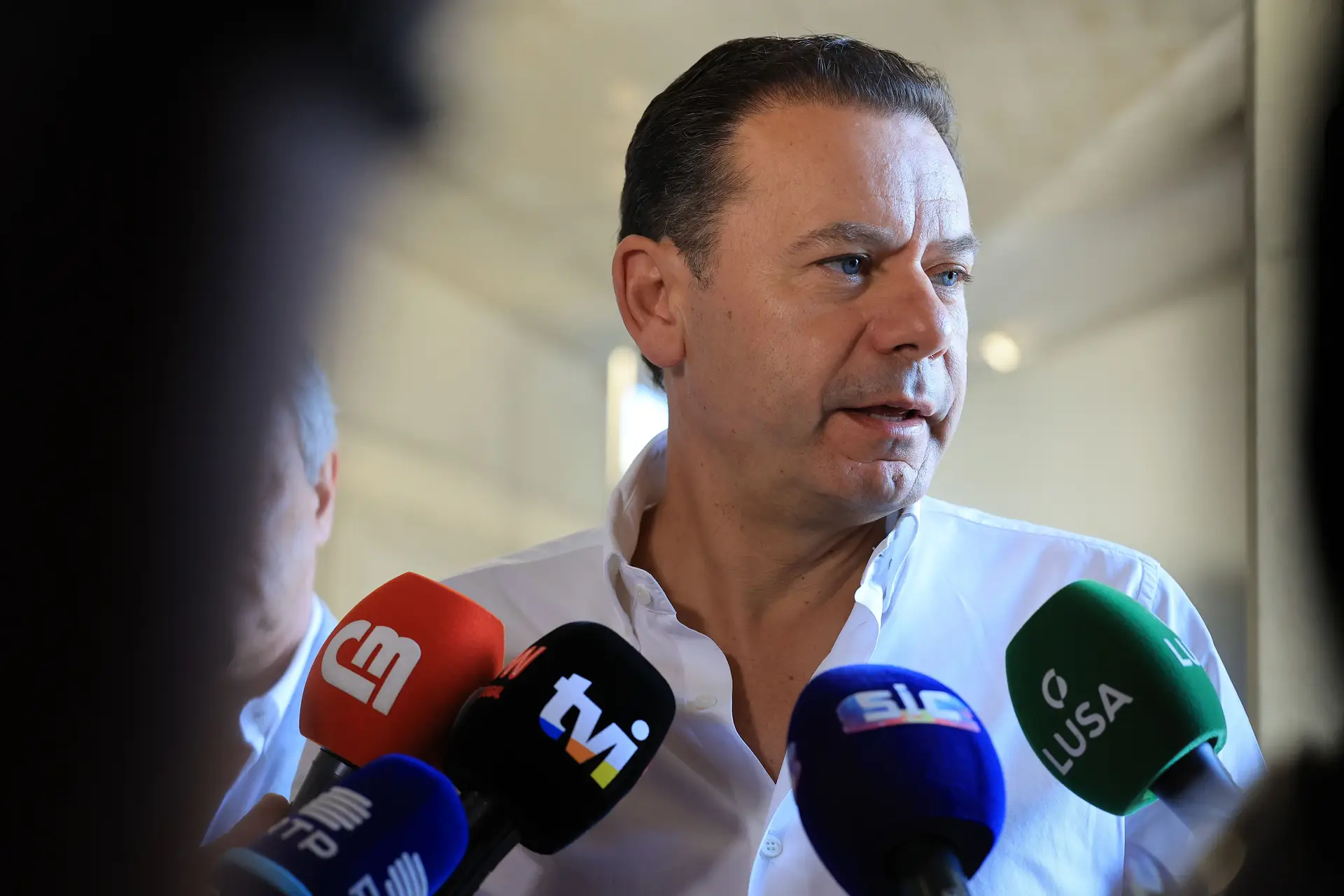 O primeiro-ministro português e presidente do Partido Social Democrata (PSD), Luís Montenegro, fala à imprensa após votar nas eleições autárquicas em Espinho, norte de Portugal, em 12 de outubro de 2025. 