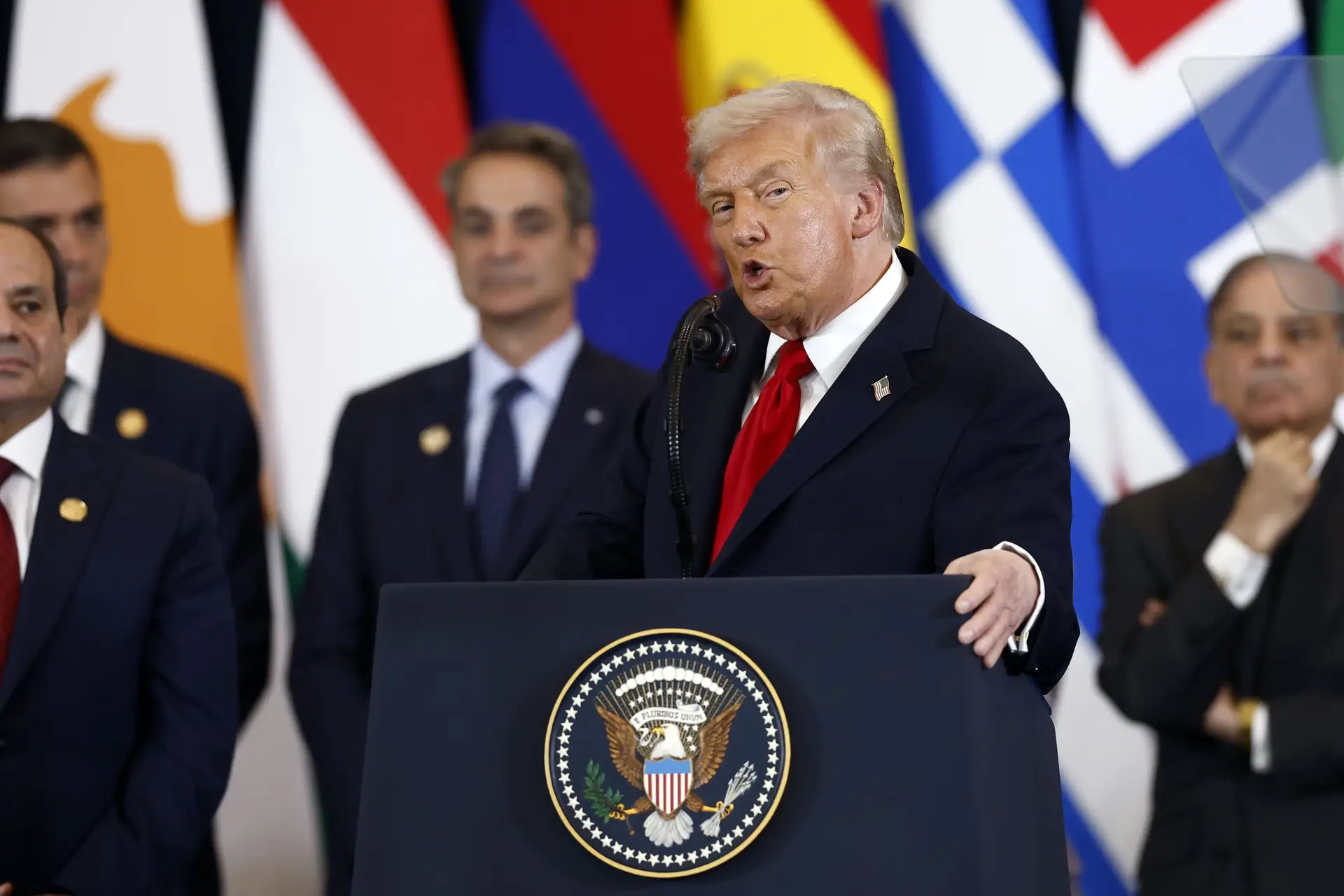 Trump deixa Egito com "segunda fase" do acordo de paz assinada e reféns libertados