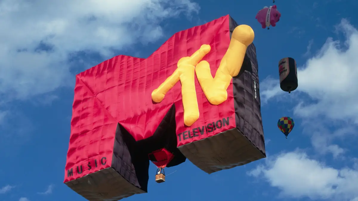Um balão de ar quente em forma do logótipo da MTV no Thunderbird Balloon Classic anual, realizado em Scottsdale, Arizona.