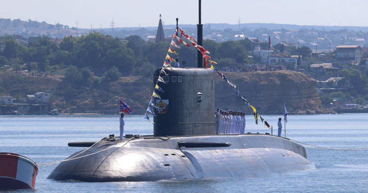 Líder da NATO goza com submarino russo avistado em França: foi "a coxear para casa"