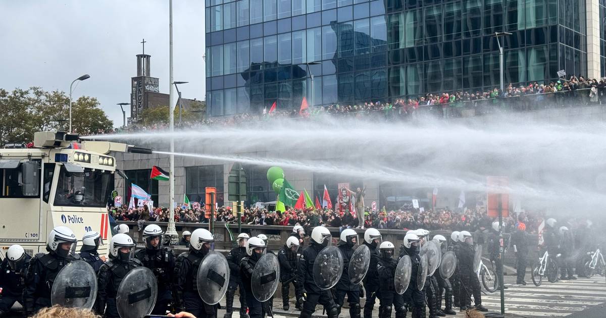 Milhares saíram à rua em greve contra reformas do governo belga, polícia teve de usar a força