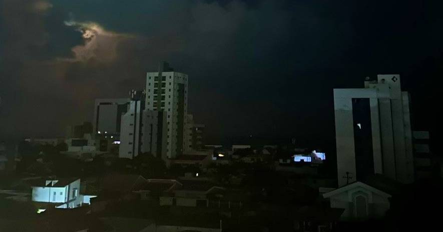 Grande parte do Brasil às escuras após incêndio provocar apagão