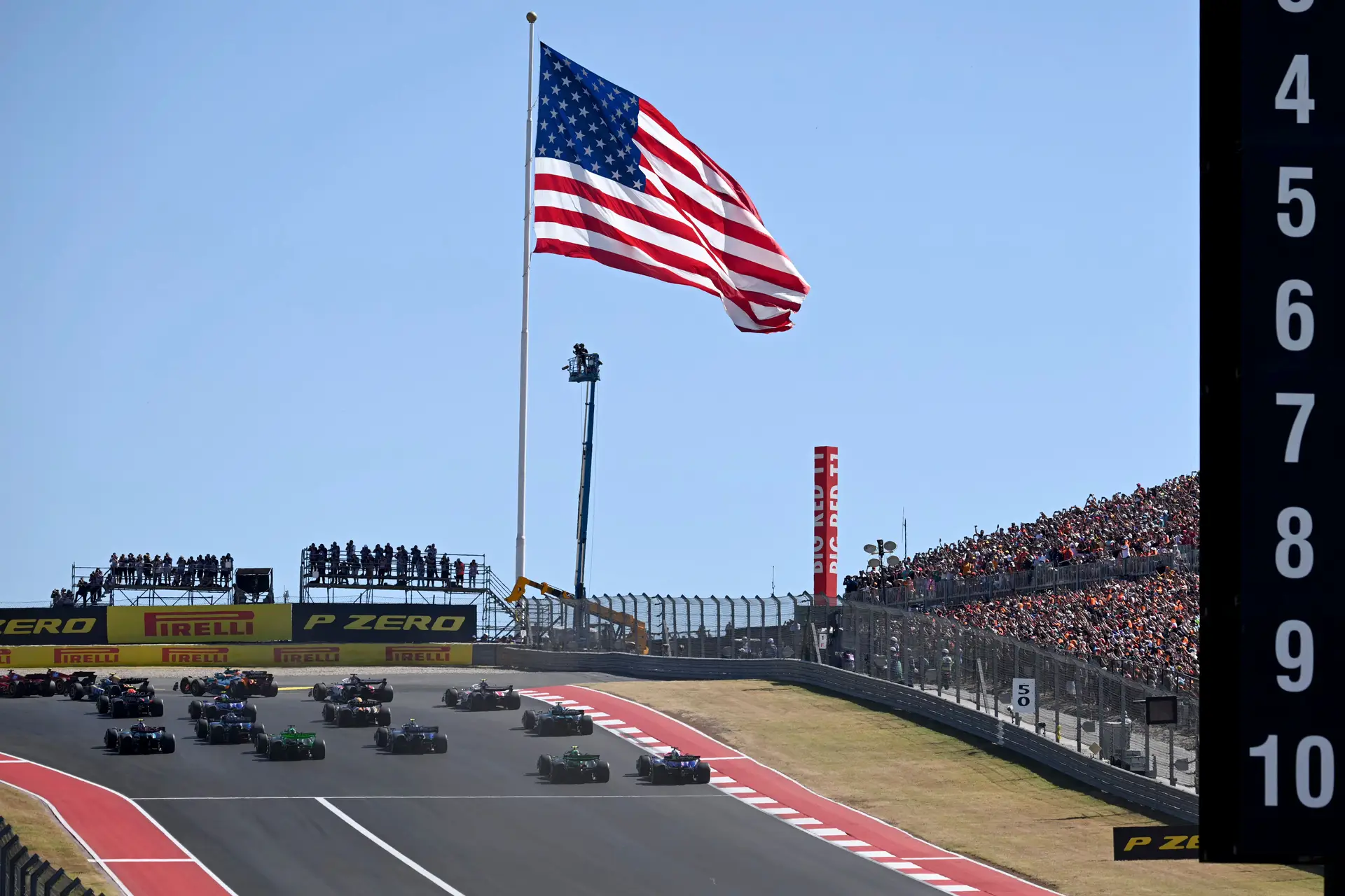 Os pilotos entram na Curva 1 durante o Grande Prémio dos Estados Unidos de Fórmula 1, no Circuito das Américas, no domingo, 20 de outubro de 2024, em Austin, Texas.