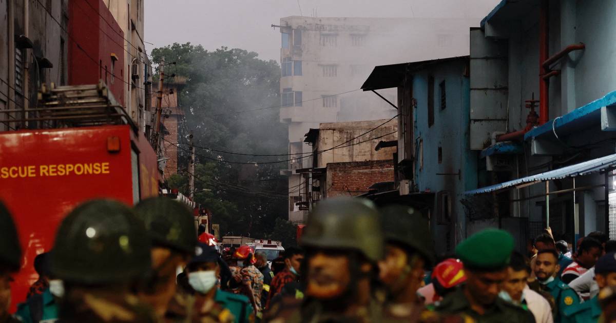Pelo menos 9 mortos em incêndio numa fábrica de roupas no Bangladesh