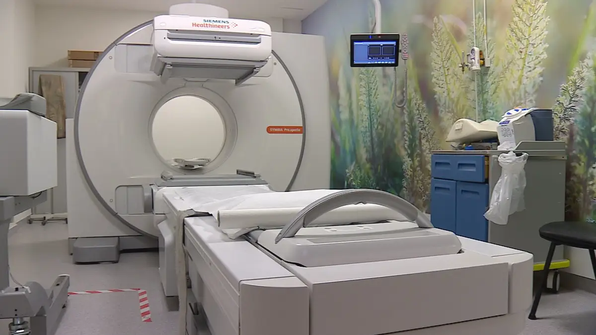 O teranóstico permite aos médicos saberem onde estão as células tumorais e levar até elas um tratamento de radiação para as matar. O IPO do Porto foi o centro médico do país que investiu nesta tecnologia, com resultados animadores para os doentes