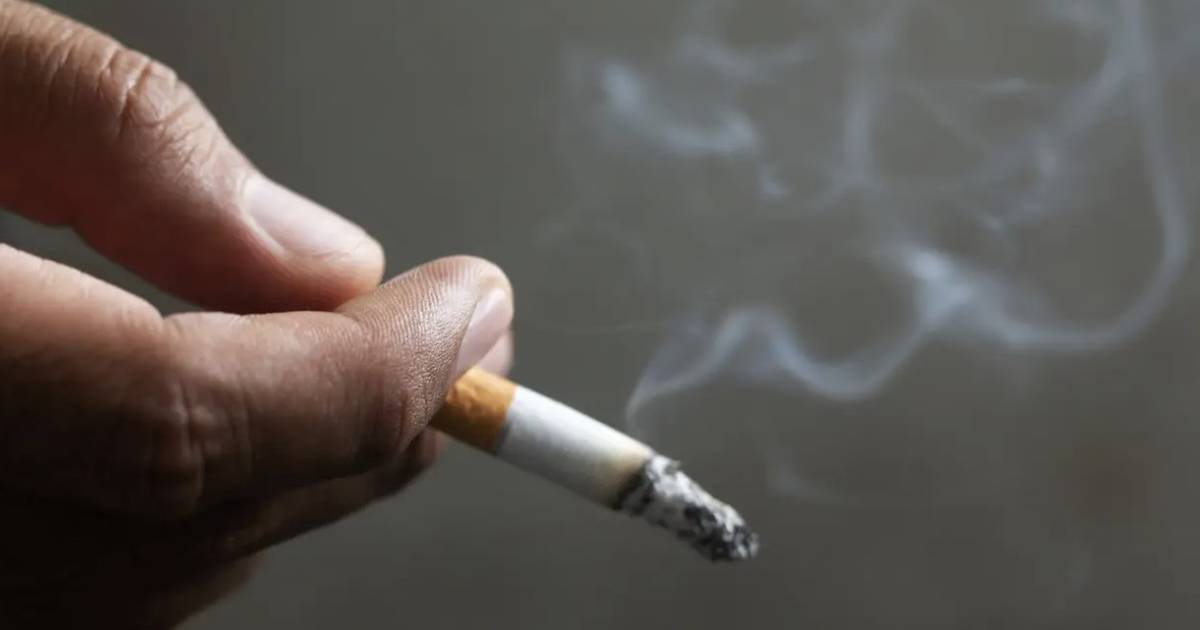 Deixar de fumar, mesmo em idade avançada, pode diminuir o risco de demência