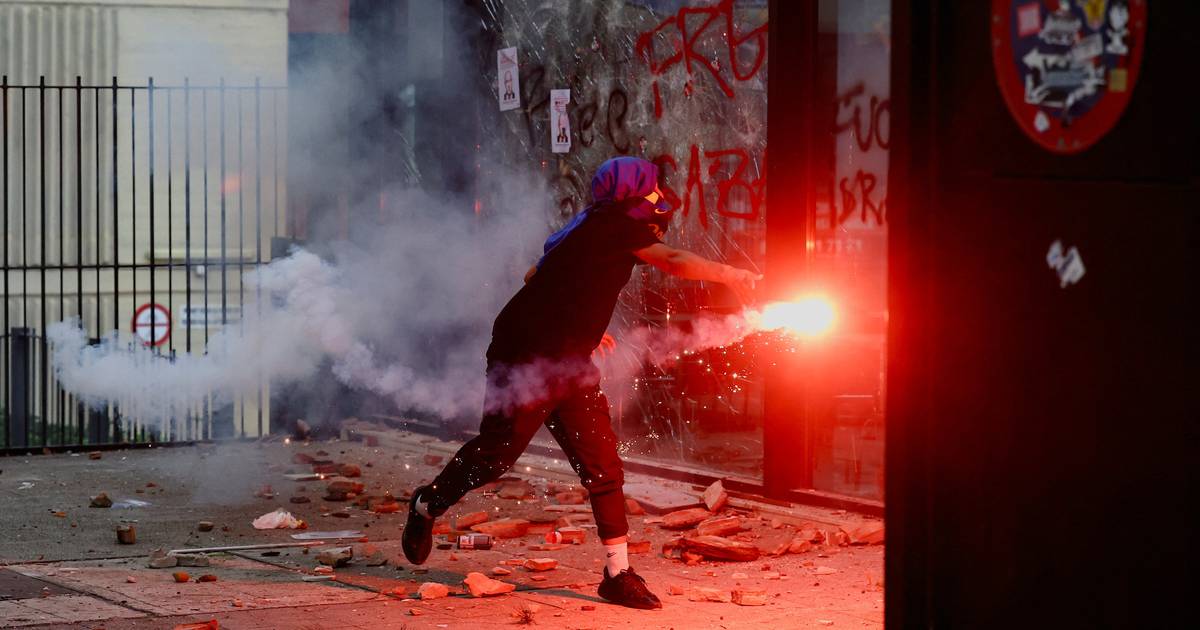 Confrontos entre polícia e manifestantes em protesto pró-palestina em Barcelona