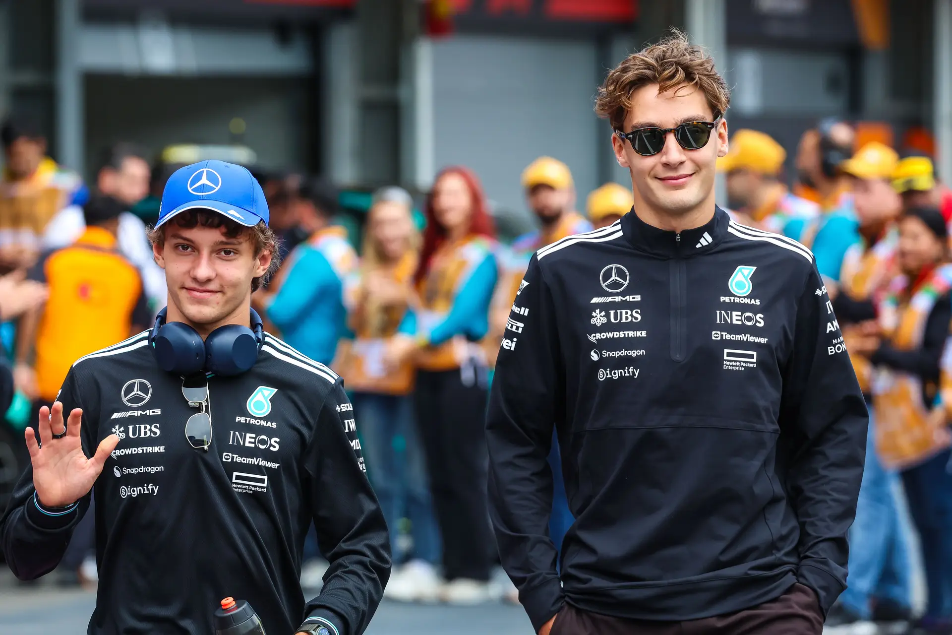 George Russell, do Reino Unido, e da Mercedes, com o colega de equipa Andrea Kimi Antonelli, de Itália, durante o Grande Prémio de Fórmula 1 do Azerbaijão, no Circuito Urbano de Baku, a 21 de setembro de 2025, em Baku, Azerbaijão.