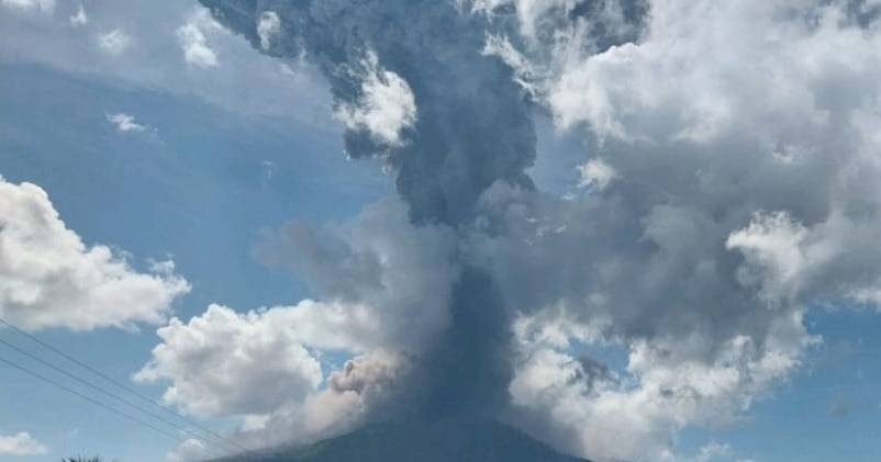 Vulcão na Indonésia entra em erupção e lança cinzas 10 quilómetros de altura