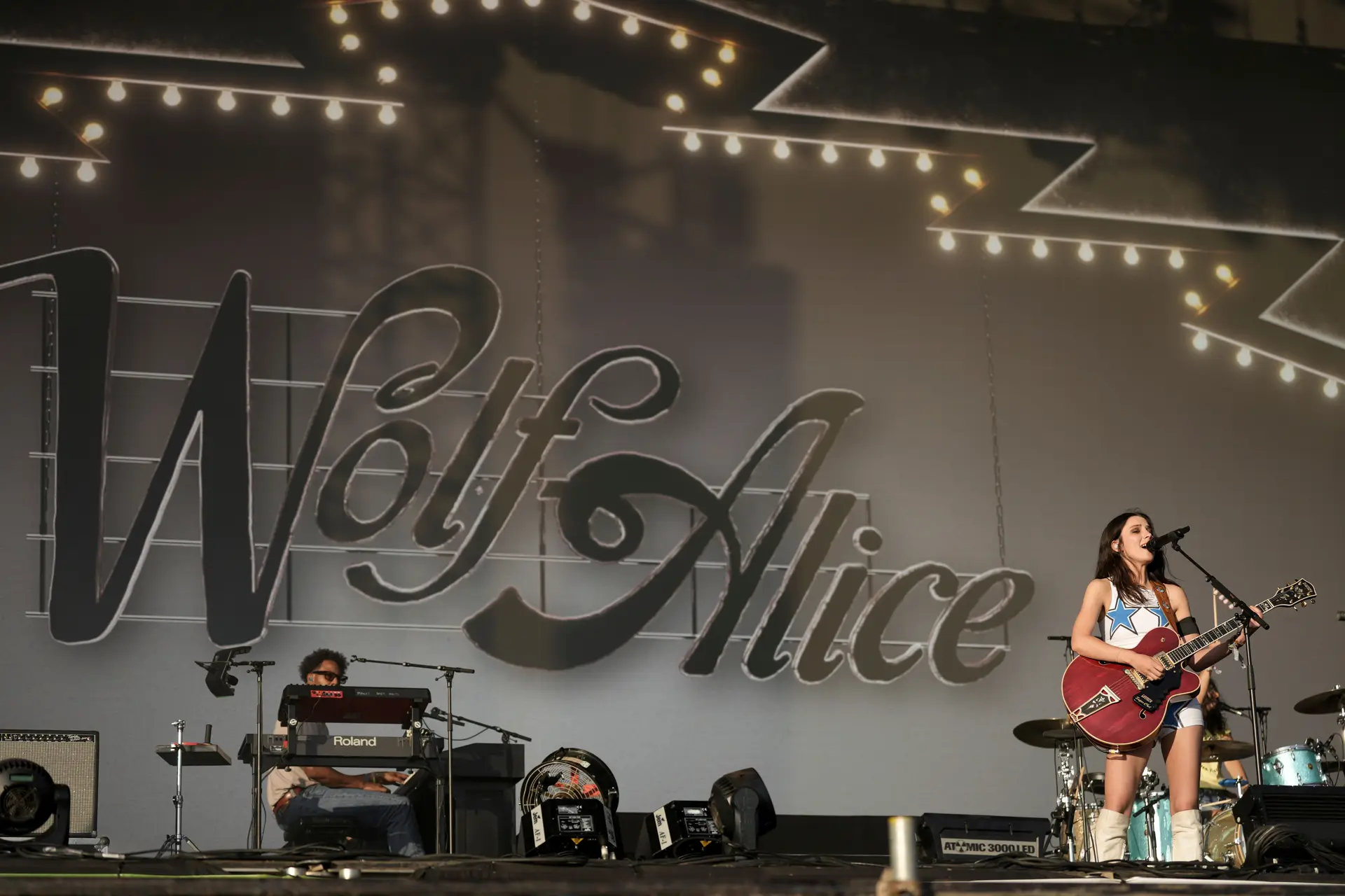 Ellie Rowsell, vocalista dos Wolf Alice, atua no Glastonbury Festival, em Worthy Farm, Somerset, Inglaterra, no domingo, dia 29 de junho de 2025.