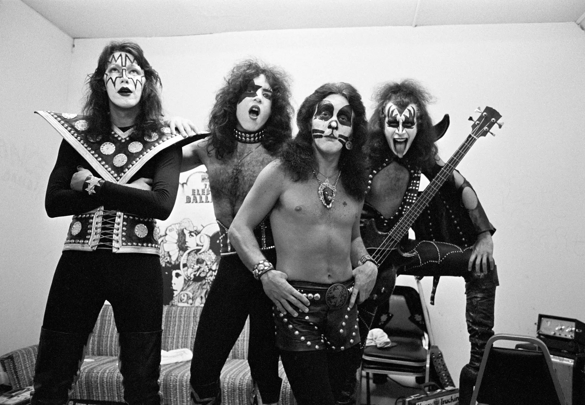 (Da esquerda para a direita) O guitarrista Ace Frehley, o vocalista e guitarrista Paul Stanley, o baterista Peter Criss e o baixista Gene Simmons, da banda Kiss, antes de atuarem no Alex Cooley's Electric Ballroom, a 18 de julho de 1974, em Atlanta, Geórgia.
