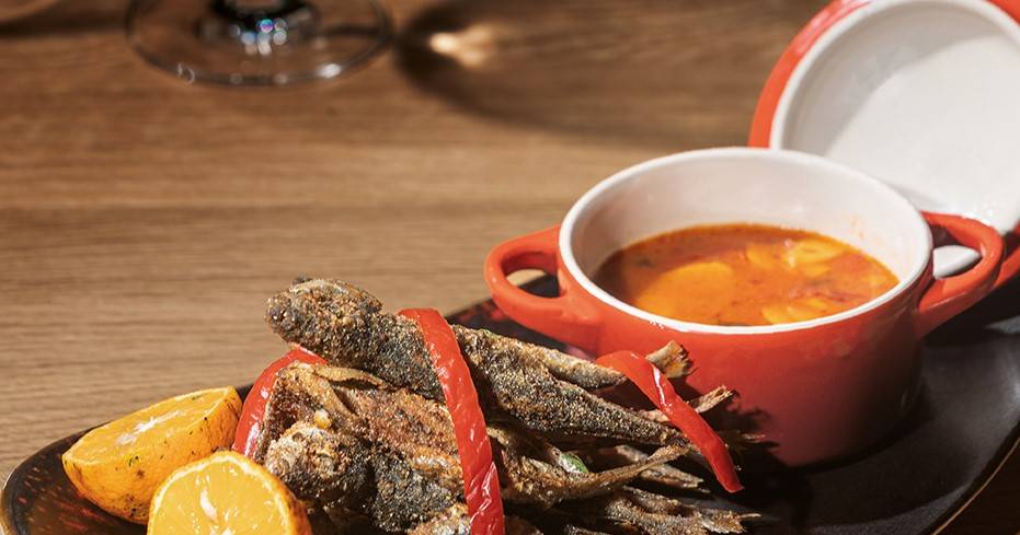 Estrela na série "Rabo de Peixe": à descoberta de chicharros fritos com molho vilão, receita típica dos Açores